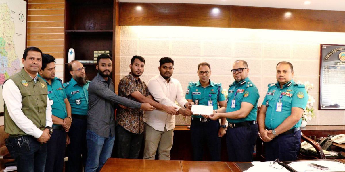 জীবনের ব্যস্ততা যতই বাড়ুক না কেন, পুরনো বন্ধুদের সাথে দেখা করার সময় বের করা উচিত।....
