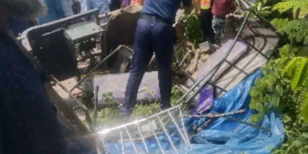 দিনাজপুরে ভয়াবহ সড়ক দুর্ঘটনা: অটো, মোটরসাইকেল ও প্রাইভেটকারের মুখোমুখি সংঘর্ষে সবাই গুরুতর আহত..