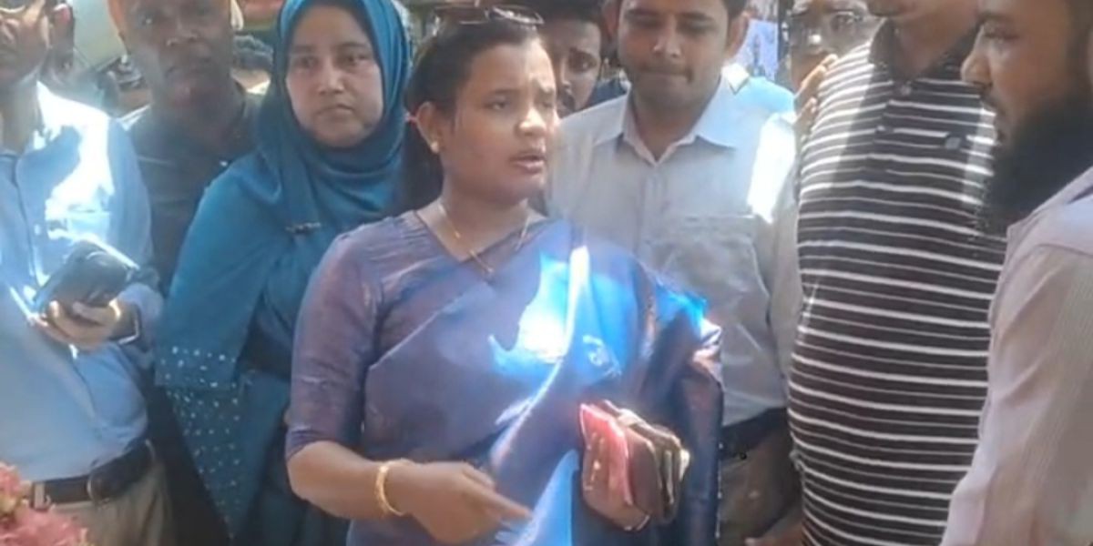 কুমিল্লার দাউদকান্দি গৌরীপুর বাজারে ভ্রাম্যমাণ আদালতের অভিযান: ফুটপাত দখলমুক্ত করতে প্রশাসনের কঠোর নির্দেশ..