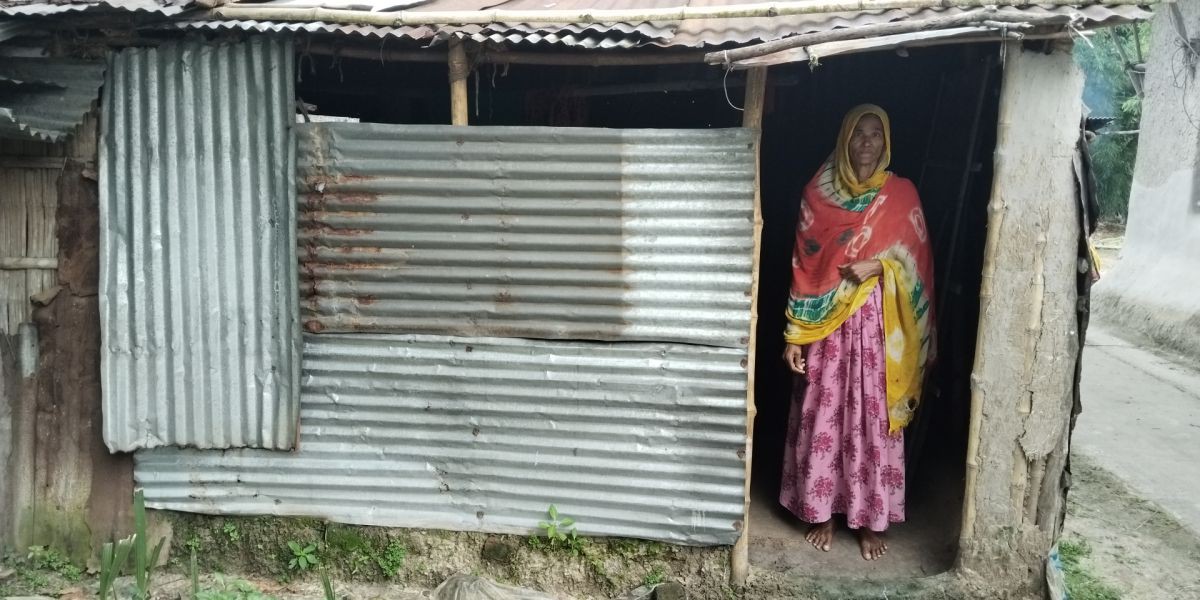 টাকার অভাবে ২০ বছরেও বিদ্যুৎ নিতে পারেনি স্বামী পরিত্যক্তা লিলিমন..