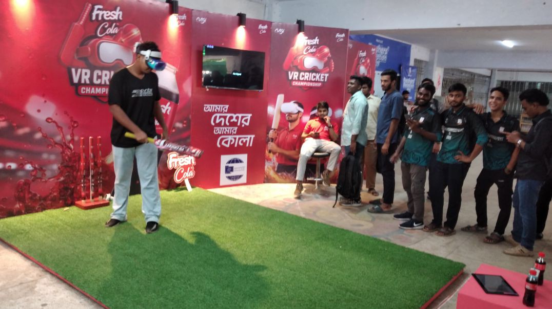 ⁣জবিতে ফ্রেশ কোলার ভার্চুয়াল রিয়েলিটি ক্যাম্পেইনের দৃশ্য