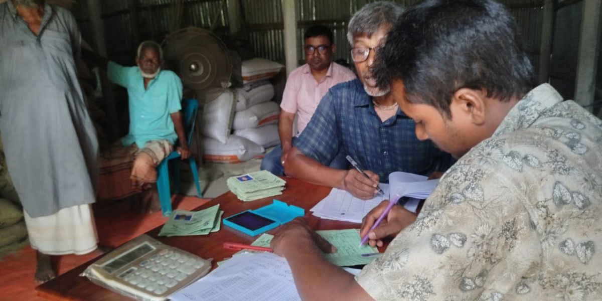 খাদ্যবান্ধবের চাল ডিলারের বাড়িতে বিতরণ
