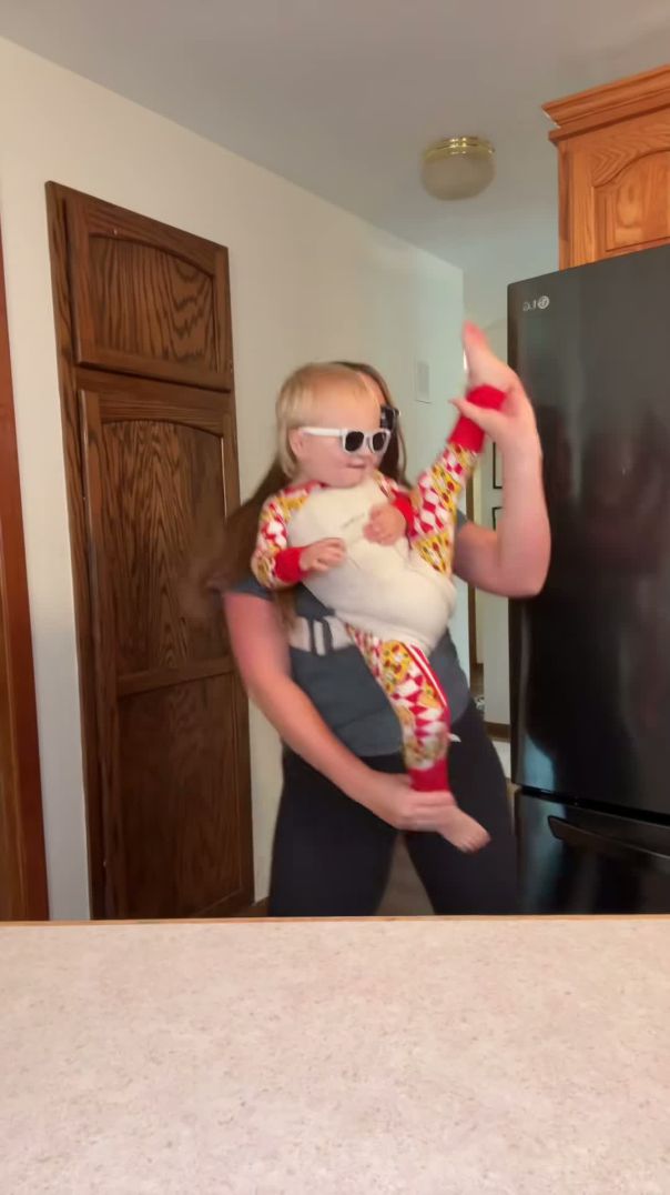 Oldie but a goodie! #momsoftiktok #toddlersoftiktok #dancingbaby #babydance #dance