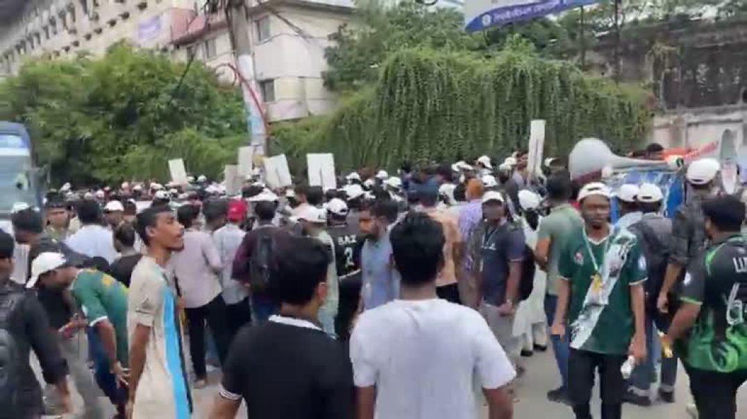 ⁣অবশেষে ১ ঘণ্টার আল্টিমেটাম দিয়ে সড়ক ছাড়লেন শিক্ষার্থী