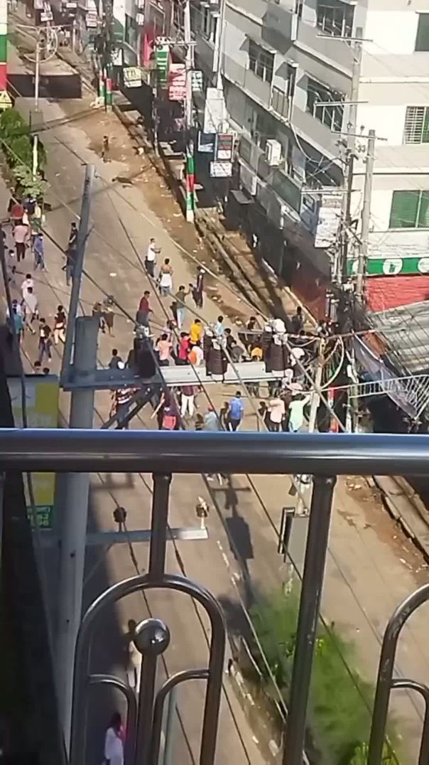 ফেনীতে ৪ আগস্ট ২০২৪ বিক্ষোভ, ধাওয়া-পাল্টা ধাওয়া—ইসলামপুর মোড়ে মুখোমুখি বিএনপি-আওয়ামী লীগ