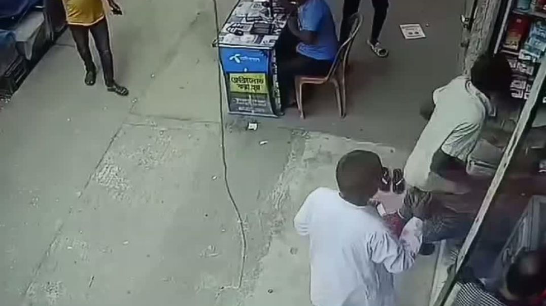 ভোলার দক্ষিণ আইচা বাসস্ট্যান্ডে প্রকাশ্যে থানা বিএনপির সাবেক সভাপতিকে কুপিয়ে জখম
