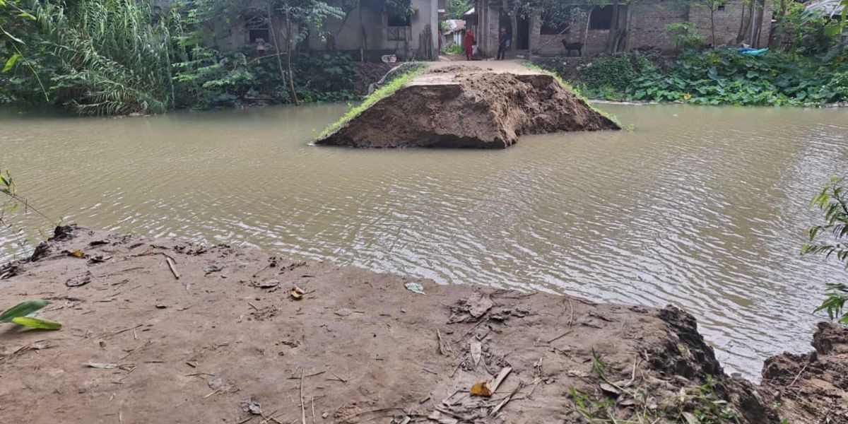 আত্রাই নদের পানি অস্বাভাবিক বেড়িবাঁধ ভেঙে পানিবন্দী ২০০ পরিবার..