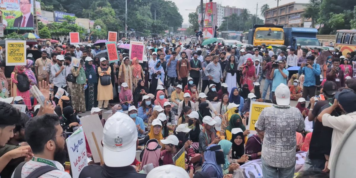 স্থায়ী ক্যাম্পাসের দাবিতে BUHS শিক্ষার্থীদের মিরপুরে অবরোধ..