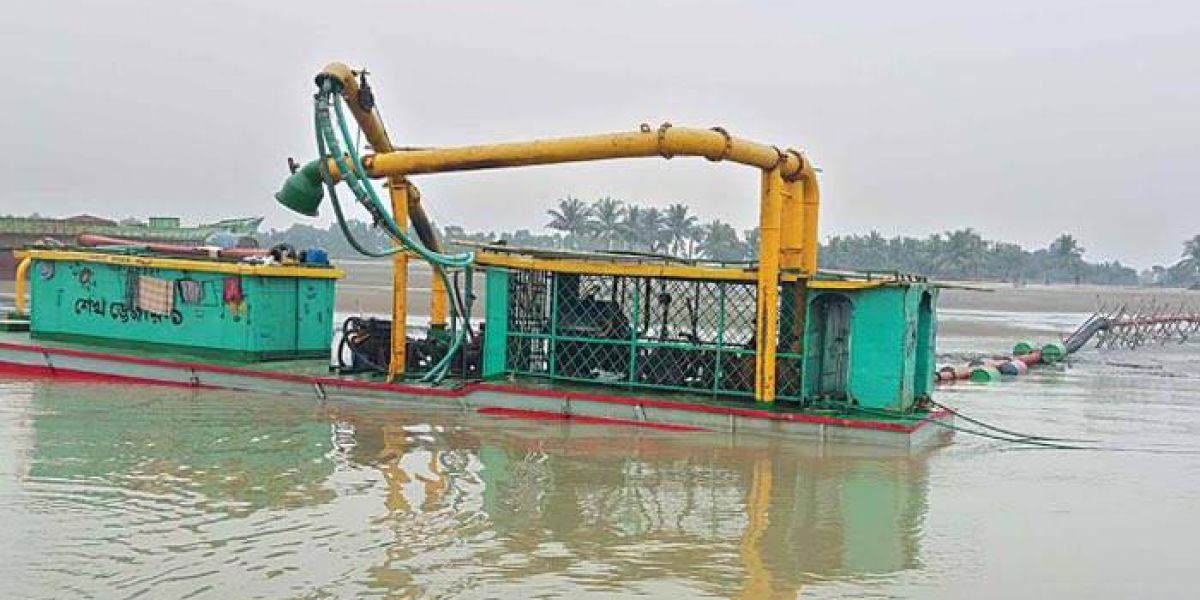 যমুনা নদী থেকে অবৈধ বালু উত্তোলনে সিরাজগঞ্জে ৫ জন আটক