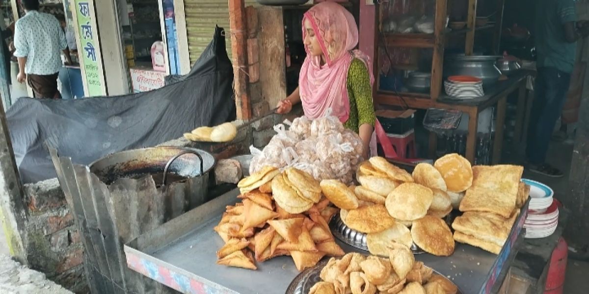দরিদ্রতার কারণে কলেজ পড়ুয়া মেধাবী ছাত্রী নাসরিন  কাজ করেন খাবার হোটেলে..