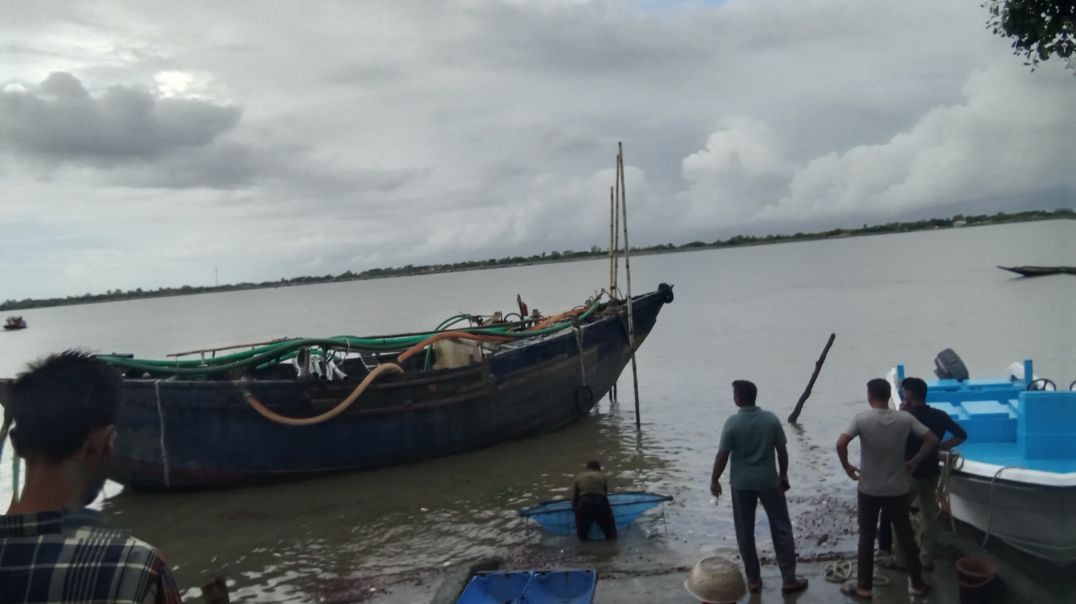 অবৈধ বালু উত্তোলনকালে আসামি সহ ট্রলার আটক ভ্রাম্যমানে পঞ্চাশ হাজার টাকা জরিমানা