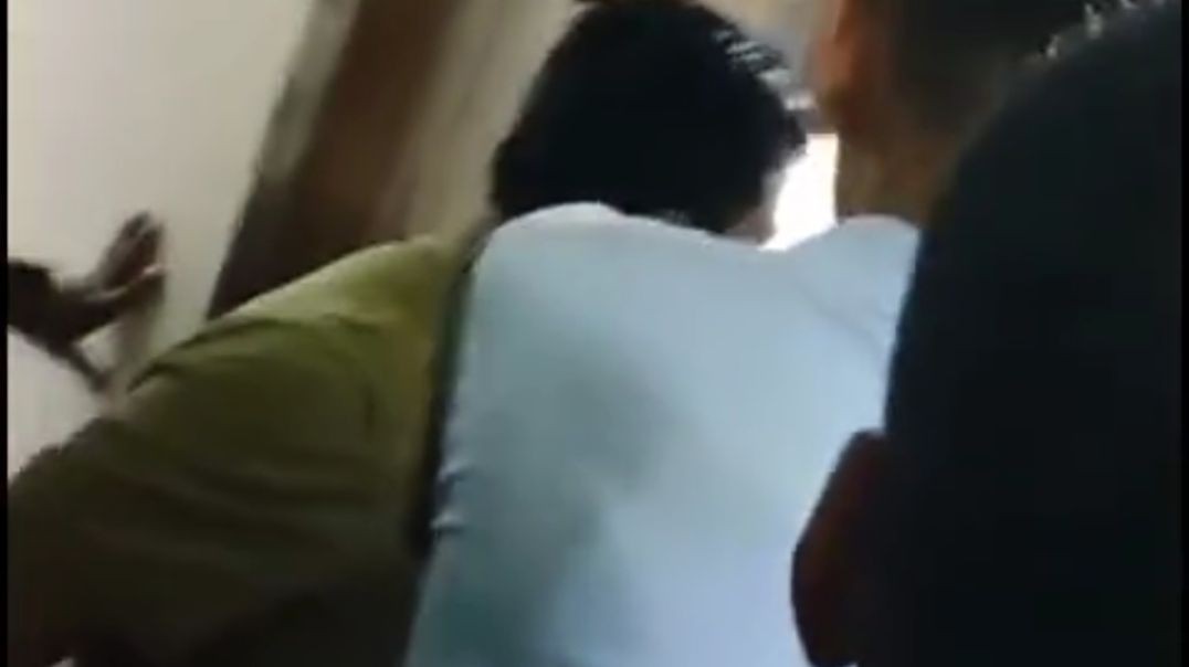 সাংবাদিকদের গাড় ধাক্কা দিয়ে থানা থেকে বের করলেন চট্টগ্রামের ডাবল মুড়িং থানার ওসি। ভিডিওতে বিস্তারিত 