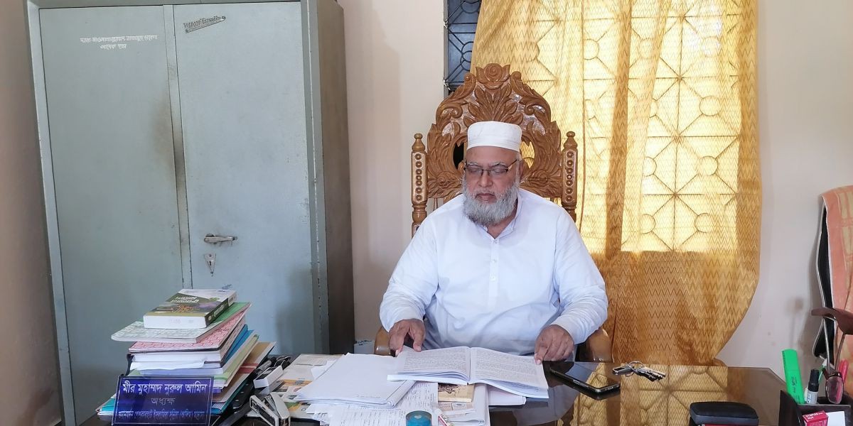 স্থানীয় মাদরাসার অধ্যক্ষের জন্য প্রাক্তন ছাত্রের উপহার