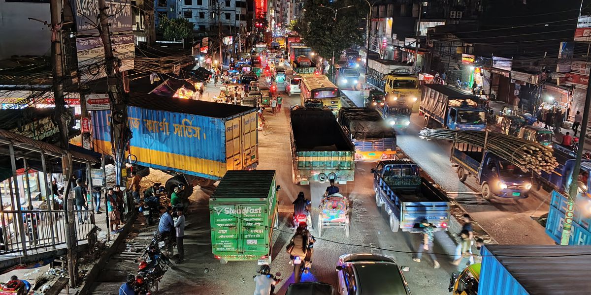 রাতের বাড্ডা: যানজট ও দখলের নগরচিত্রে নগরবাসীর দুর্ভোগ