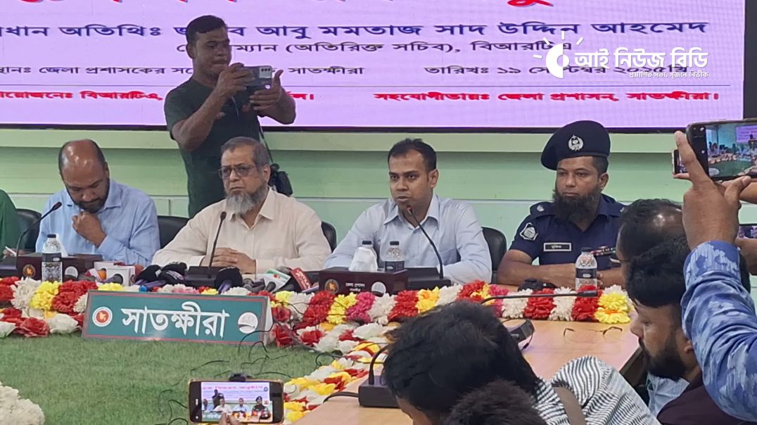 ⁣সাতক্ষীরায় চেক বিতরণ অনুষ্ঠানে সভাপতির বক্তব্যে রাখছেন এডিএম রিপন বিশ্বাস