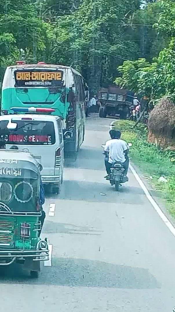 কচুয়া বাস ও ট্রাক মুখোমুখি সংঘর্ষে ট্রাক ড্রাইভার গুরুতর আহত।