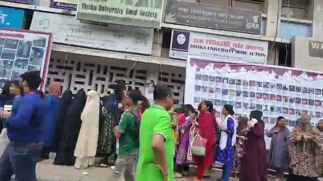 ⁣ভোট প্রদান করতে টিএসসি কেন্দ্রে রোকেয়া হলের শিক্ষার্থীরা, সরাসরি