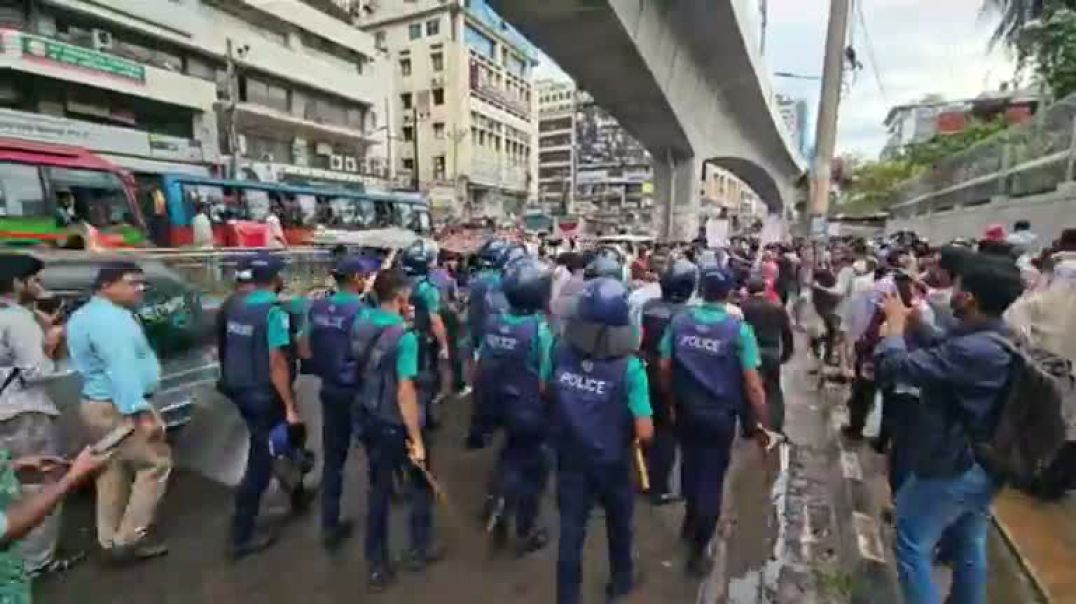 প্রেসক্লাবের সামনে থেকে শিক্ষকদের সরিয়ে দিচ্ছে পুলিশ