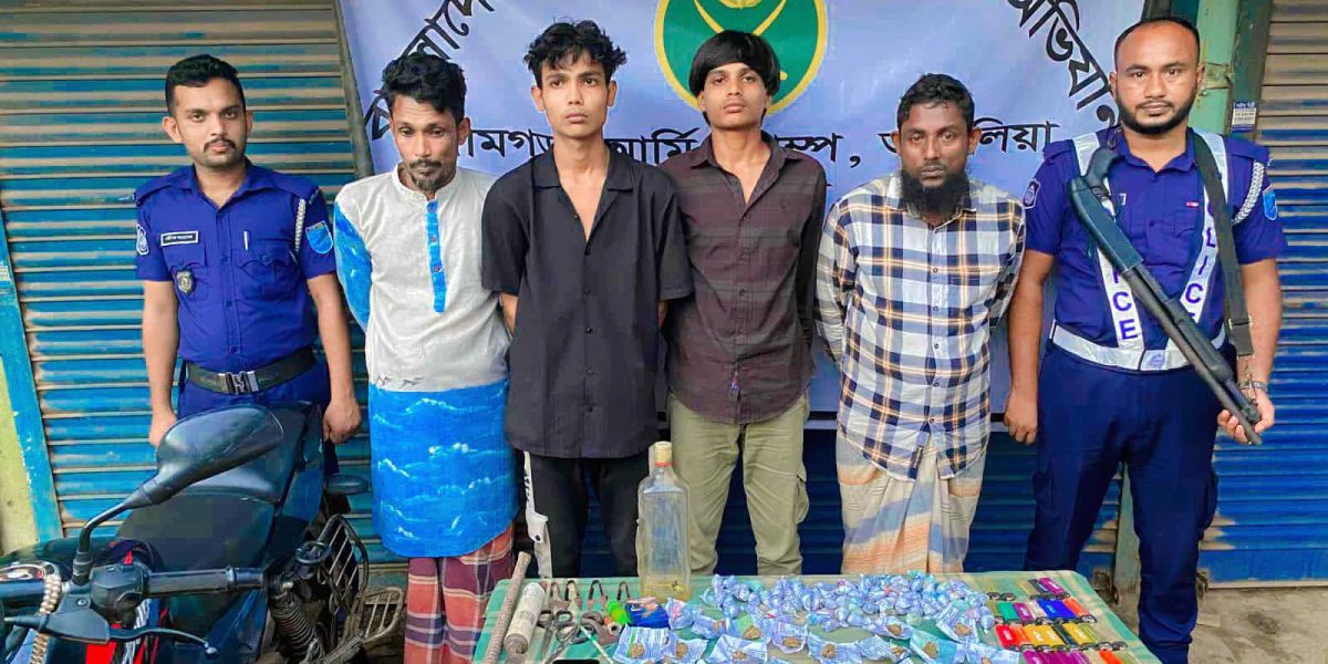 আশুলিয়ায় যৌথ বাহিনীর অভিযানে গাঁজাসহ গাঁজার ব্যবসায়ী এবং ক্রেতা আটক -আইন নিউজ বিডি..