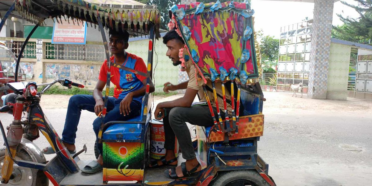 রংপুর সদরে অনুমোদনহীন লটারির টিকিট বিক্রি।