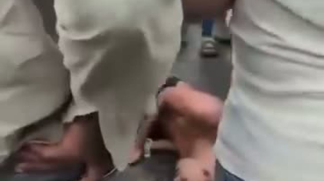 টঙ্গী ফ্লাইওভারে দিনের বেলায় ছিনতাই করার সময়  জনতার হাতে ধরা পরল ছিনতাইকারী।