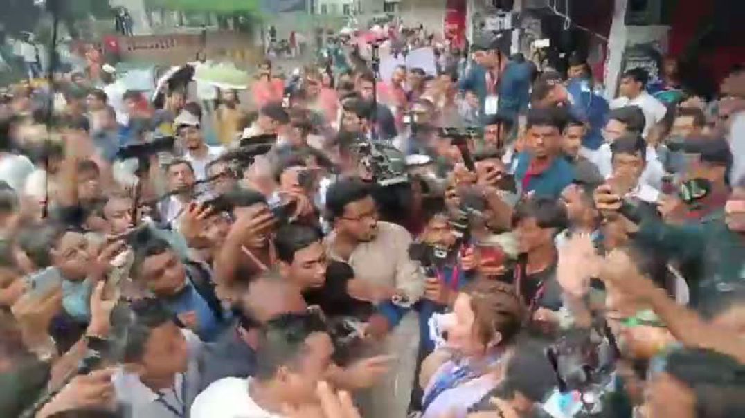 টিএসসিতে সহকারী প্রক্টরকে ঘিরে হঠাৎ হট্টগোল
