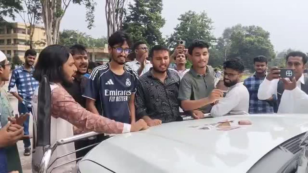 সহ-উপাচার্যের গাড়ি আটকে শিক্ষার্থীদের পোষ্য কোটা বিরোধী স্লোগান