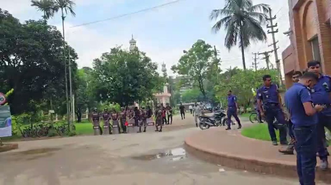 ⁣জাকসু নির্বাচন ঘিরে সতর্ক অবস্থানে আইন-শৃঙ্খলা রক্ষাকারী বাহিনীর সদস্যরা, সরাসরি