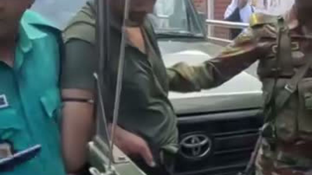 অস্ত্র সহকারে যুবক আটক