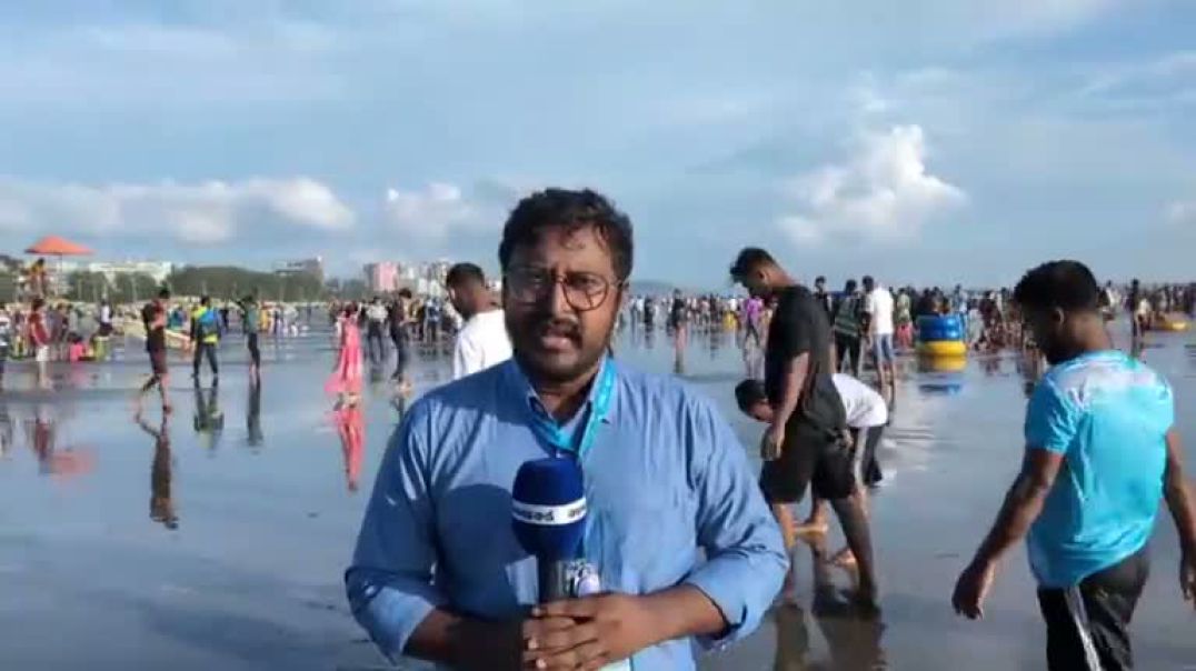 ⁣ছুটির দিনে কক্সবাজার সমুদ্র সৈকতে পর্যটকের ঢল