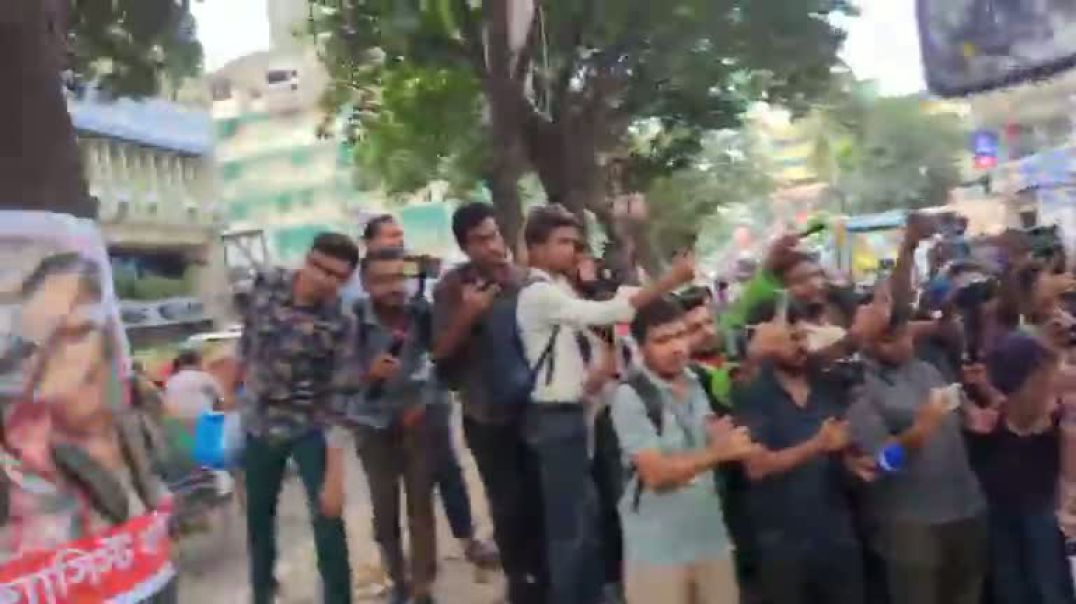 ⁣শেখ হাসিনার ফেস্টুনে পঁচা ডিম নিক্ষেপের কর্মসূচি , ছাত্র অধিকারের