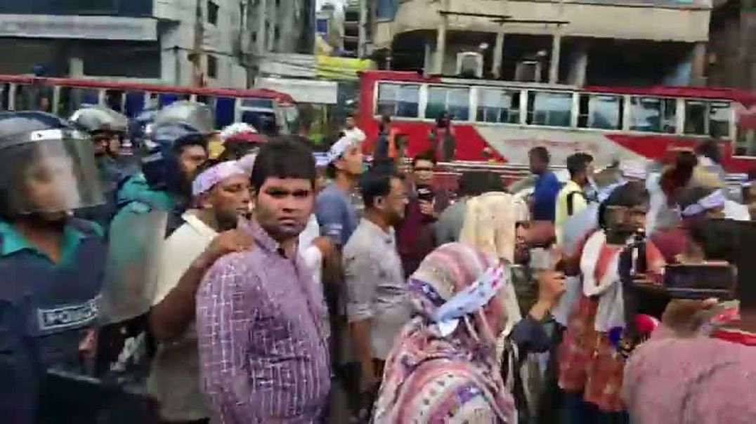 ⁣যমুনা অভিমুখে বেসরকারি প্রাথমিক বিদ্যালয়ের শিক্ষকদের পদযাত্রা, অ্যাকশনে পুলিশ।