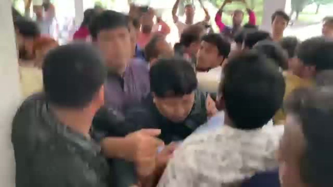 পোষ্যকোটা ইস্যুতে উত্তপ্ত রাজশাহী বিশ্ববিদ্যালয়। উপ-উপাচার্য ও শিক্ষক-কর্মকর্তাদের সঙ্গে শিক্ষার্থী