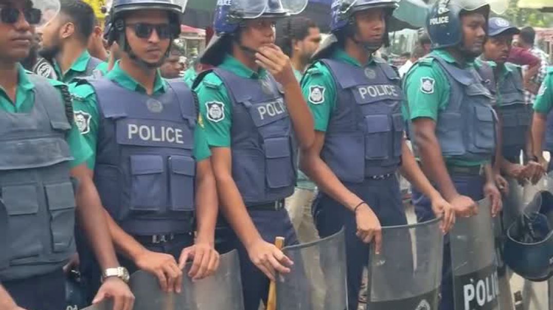 ⁣শ্রম ভবনের সামনে অতিরিক্ত পুলিশ মোতায়েন।