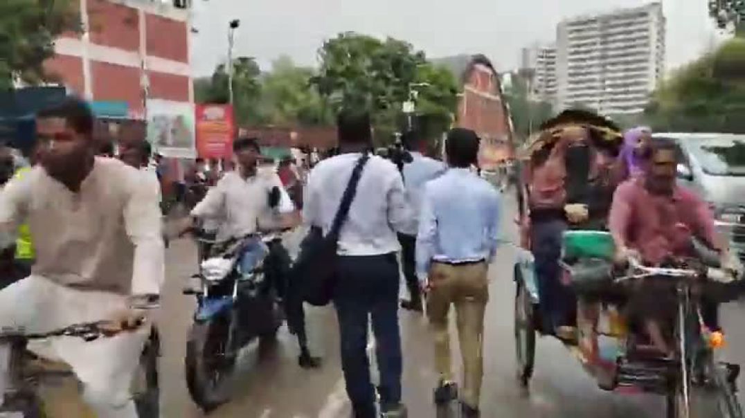 ⁣টিএসসিতে সহকারী প্রক্টরকে ঘিরে হঠাৎ হট্টগোল। সরাসরি