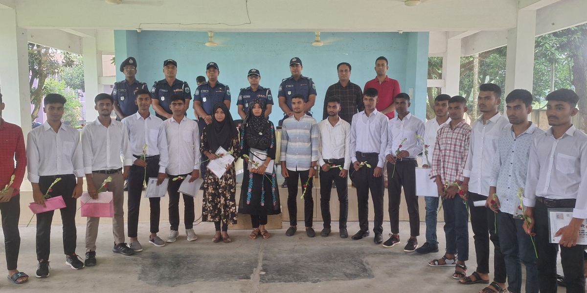 ঘুষ-তদবির ছাড়াই ১২০ টাকা খরচে জয়পুরহাটে পুলিশে চাকরি পেলো ১৩ জন..