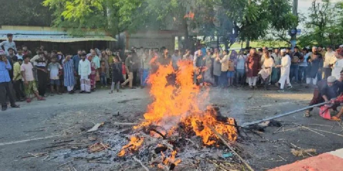 রাজবাড়ীর গোয়ালন্দে উত্তেজিত জনতার হাতে কবর থেকে লাশ উত্তোলন ও দাহ, নিহত ১..