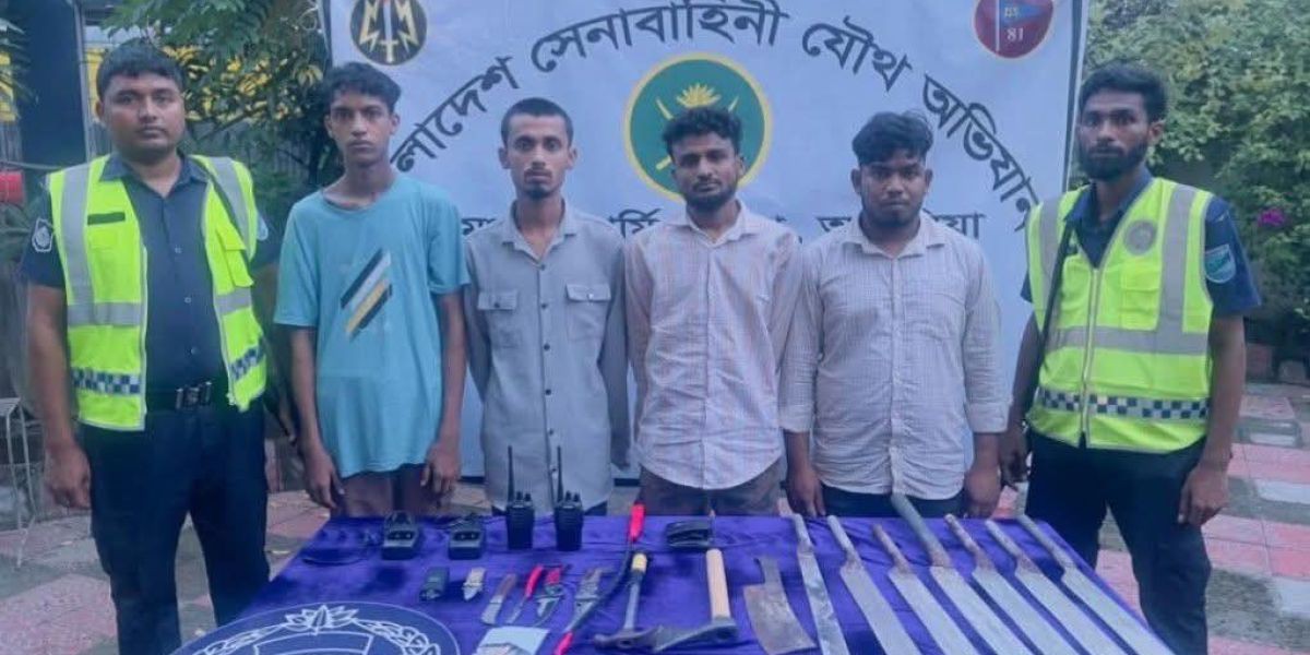 আশুলিয়ায় যৌথ বাহিনীর অভিযানে দেশীয় অস্ত্র উদ্ধার, গ্রেপ্তার ৪  ঢাকার..