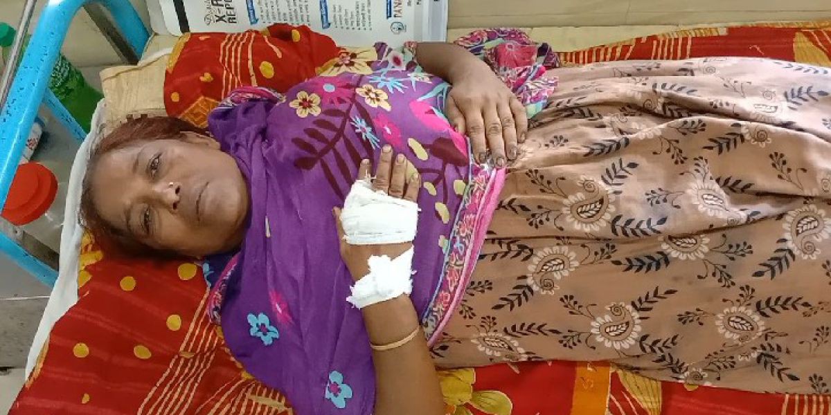 চাঁদা না পেয়ে মহিলাকে কুপিয়ে জখম করলো  ইউএনও অফিসের অফিস সুপার ..