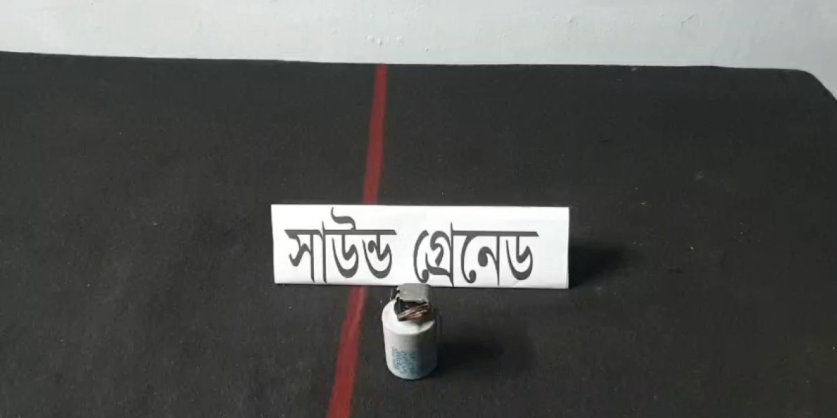 জয়পুরহাটে র‍্যাবের অভিযানে লুট হওয়া সাউন্ড গ্রেনেড উদ্ধার..