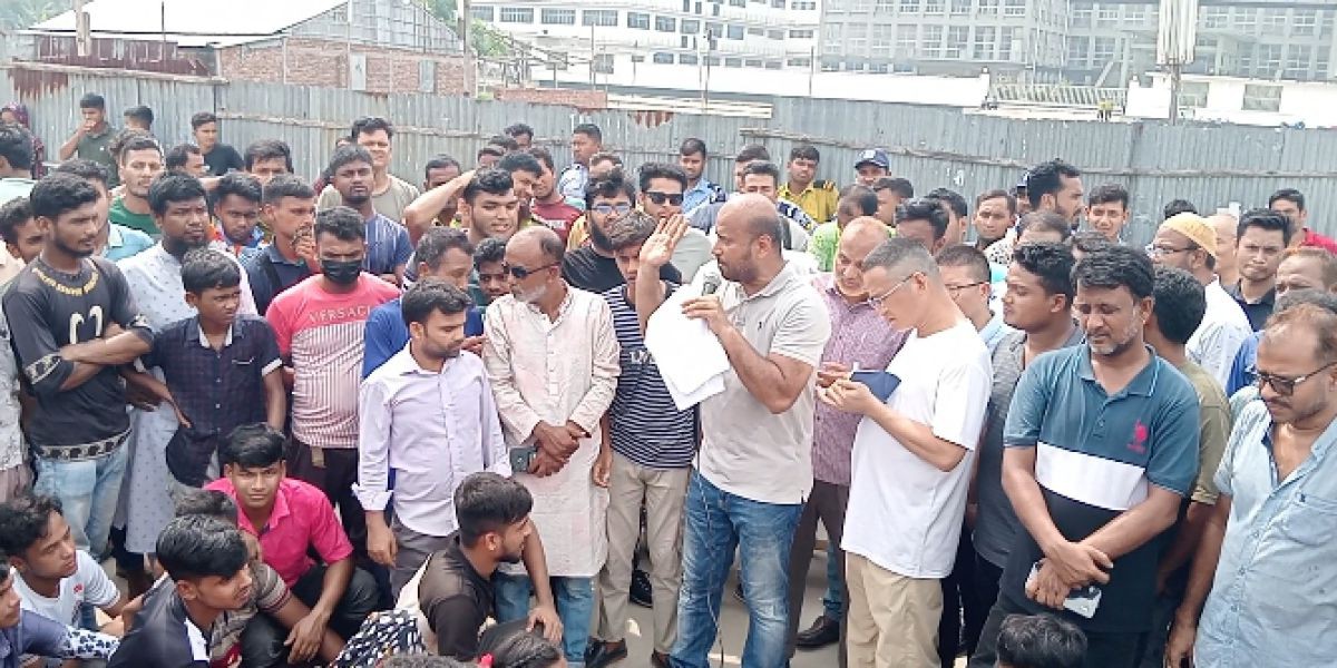 চিরিরবন্দরে ট্রিলিয়ন গোল্ড লিমিটেডের শ্রমিকদের বেতন বৃদ্ধিসহ ২৬ দফা দাবি, কর্মবিরতি ও মহাসড়ক অবরোধ।..