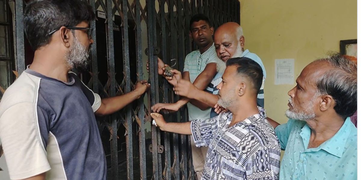 মোংলায় সরকারি অফিসগুলোতে হরতাল সমর্থকদের তালা