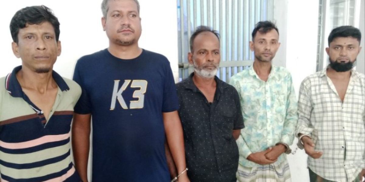 ঢাকার আশুলিয়ায় জুয়ার আসরে অভিযান চালিয়ে ৫ জুয়াড়িকে আটক করেছে পুলিশ।..