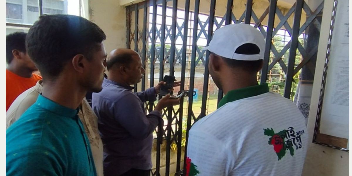 আসন পুনর্বহালের দাবিতে মোংলায় হরতাল অবরোধ নির্বাচন অফিসে তালা..