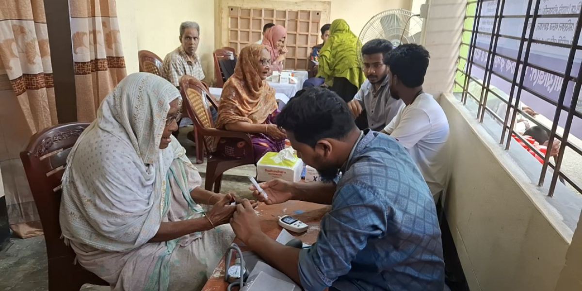 জয়পুরহাটে বিনামূল্যে স্বাস্থ্যসেবা পেল শতাধিক মানুষ