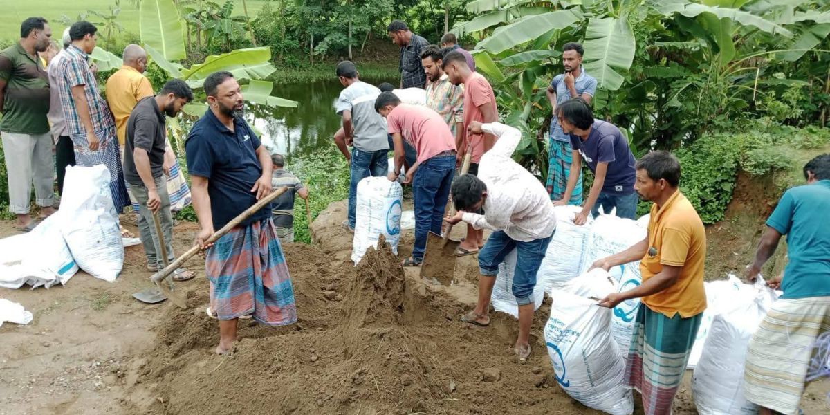রানীশংকৈলে নিজ হাতে রাস্তার মেরামত করলেন বিএনপির নেতা,আলিফ..