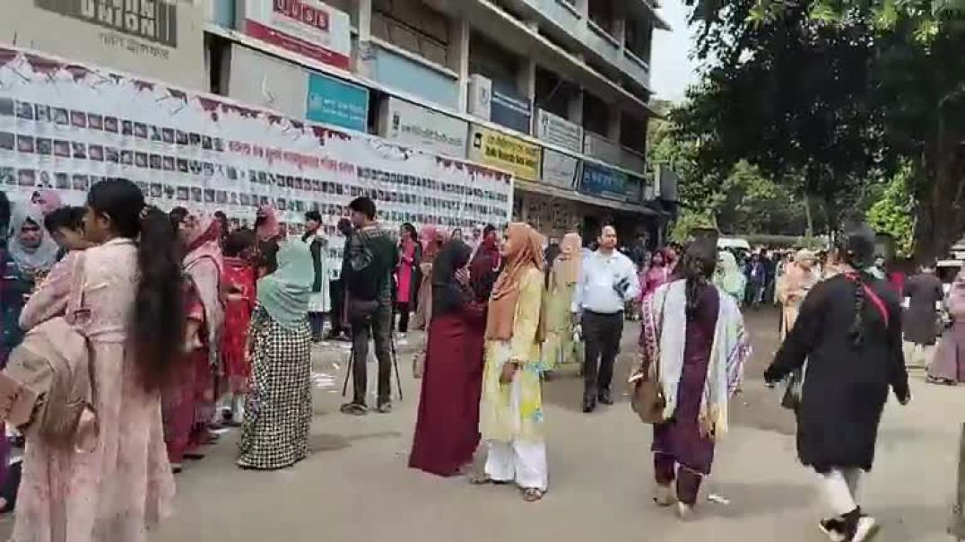 ⁣ডাকসুর ভোটগ্রহণ শুরু, ভোট কেন্দ্রে শিক্ষার্থীদের দীর্ঘ লাইন। সরাসরি