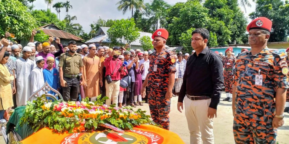 রাষ্ট্রীয় মর্যাদায় চিরনিদ্রায় শায়িত হলেন কেন্দুয়ার কৃতি সন্তান ফায়ার ফাইটার..
