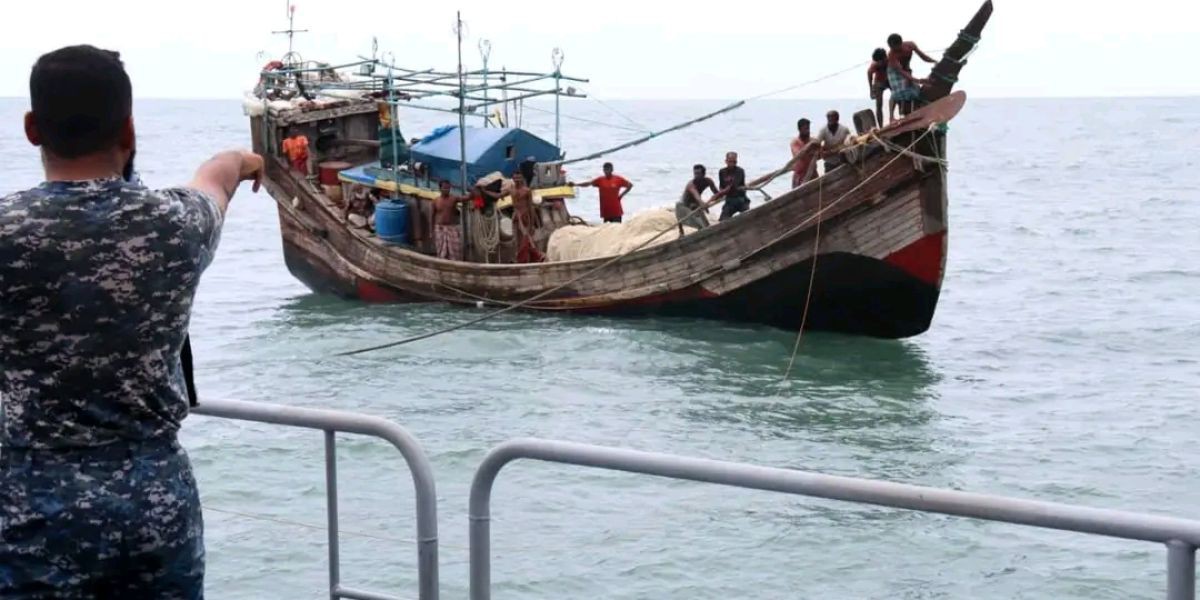 বঙ্গোপসাগরে ভাসতে থাকা ১২ জেলেকে উদ্ধার করেছে নৌবাহিনী