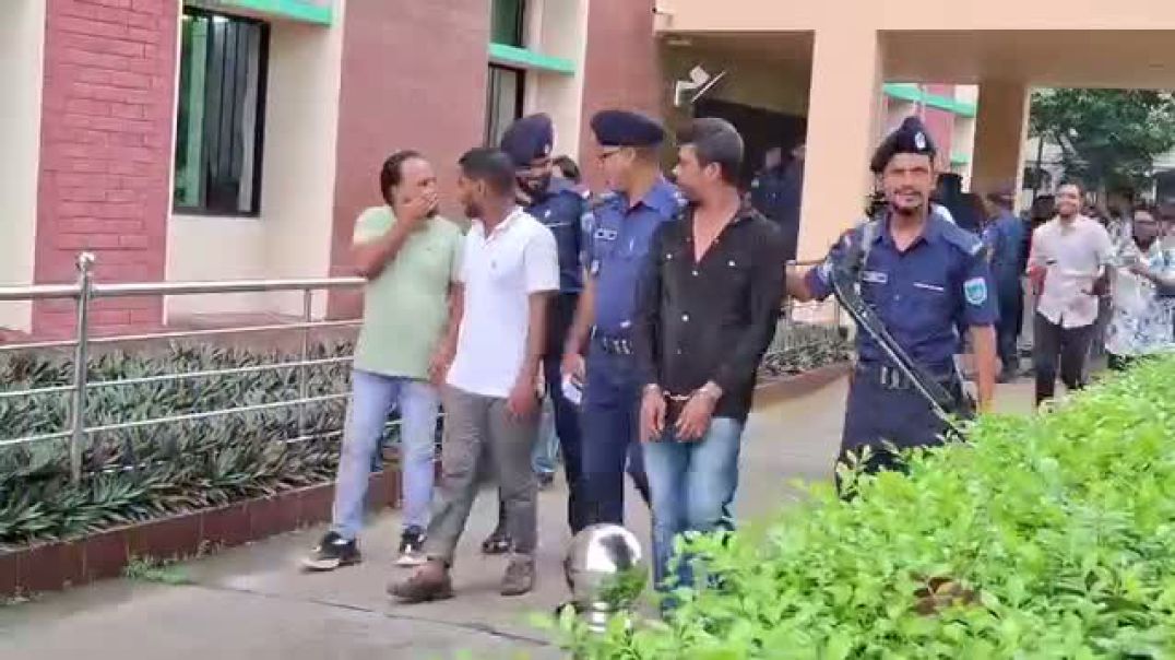 নওগাঁয় ভুয়া ৪ পুলিশ সদস্য ও গণঅধিকার পরিষদের সদস্য পরিচয়ে চাঁদাবাজি :আটক ২
